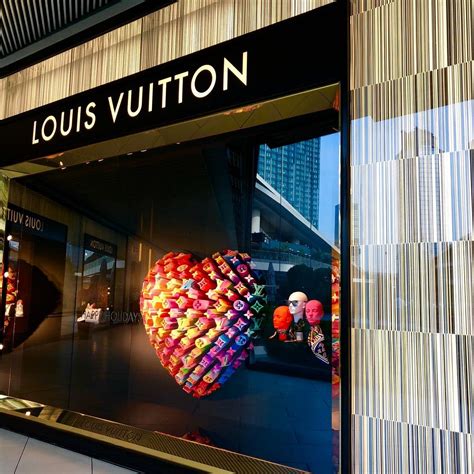 louis vuitton store hours